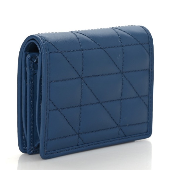 GUCCI
Calfskin Matelasse Aria GG Marmont Card Case Wallet Clear Blue - Picture 3 of 9